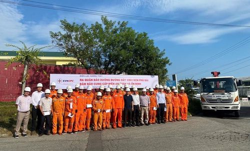  CB-CNV Công ty Điện lực Huế ra quân bảo dưỡng đường dây 22kV tại Khu công nghiệp Phú Bài trong sáng 2/9.