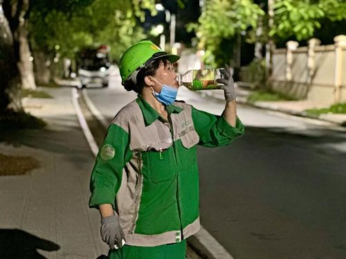  Tiếp sức để tiếp tục ca làm việc kéo dài đến đêm muộn. 