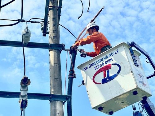  Khẩn trương kiểm tra, đấu nối thiết bị để duy trì nguồn điện an toàn, liên tục phục vụ sinh hoạt và sản xuất.