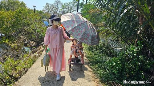 Nhiều gia đình chọn Rú Chá làm điểm đến trong dịp nghỉ lễ Quốc khánh. 
