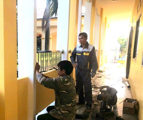 Tại dự án san nền, xây tường rào, cải tạo nhà ở giáo viên, nhà lớp học hai tầng 8 phòng Trường THCS Hoa Sơn, đơn vị thi công đang tập trung thi công để kịp bàn giao nhà lớp học 8 phòng học cho nhà trường ngày 3/9.