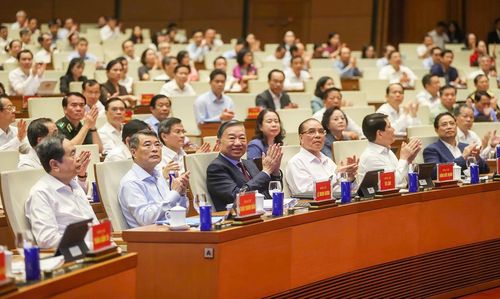 Tổng Bí thư, Chủ tịch nước Tô Lâm cùng các đồng chí lãnh đạo, nguyên lãnh đạo Đảng và Nhà nước tại Hội nghị toàn quốc nghiên cứu, học tập, quán triệt và triển khai thực hiện Nghị quyết Hội nghị lần thứ ba Ban Chấp hành Trung ương Đảng khóa XIV, ngày 29/7. Ảnh: VGP/Nhật Bắc.