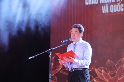 Ông Nguyễn Quốc Hoàn, Chủ tịch UBND phường Cửa Nam phát biểu tại chương trình nghệ thuật "Hà Nội - Khúc hát tự hào".