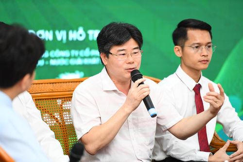 Ông Phương Đình Anh (ngồi giữa): "Nông thôn mới hiện đại phải gắn với sinh kế, bản sắc và phát triển bền vững". (Ảnh: VGP/Đỗ Hương).