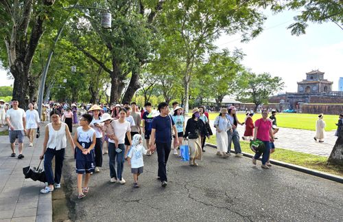 Sáng nay, thời tiết ở TP Huế nắng đẹp, lý tưởng giúp thu hút đông đảo du khách đến khám phá các di tích lịch sử và trải nghiệm di sản Huế.