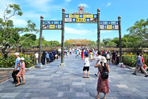 Theo ghi nhận của PV Báo Xây dựng, ngay từ sáng sớm, lượng khách đã đổ về dọc tuyến đường dẫn vào khu vực trước cổng Ngọ Môn, Đại nội Huế rất đông.