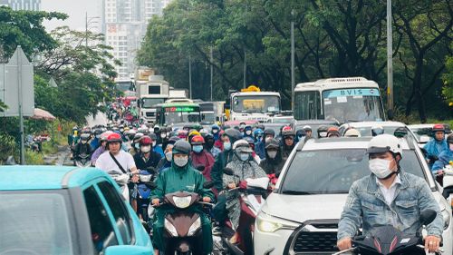  Áp lực lớn trên trục Bắc - Nam (đường Nguyễn Hữu Thọ) đang chịu áp lực lớn khi phương tiện từ khu vực phía Nam liên tục đổ về trung tâm. 