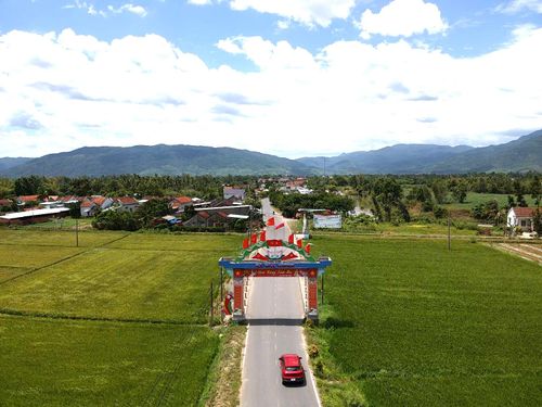 Sau những mất mát do lũ dữ, những mái nhà tránh lũ đang dần thành hình, tiếp thêm sự an tâm để người dân vùng “rốn lũ” Hòa Thịnh gác lại đau thương, bắt tay tái thiết cuộc sống. (Ảnh: Ngọc Hùng).