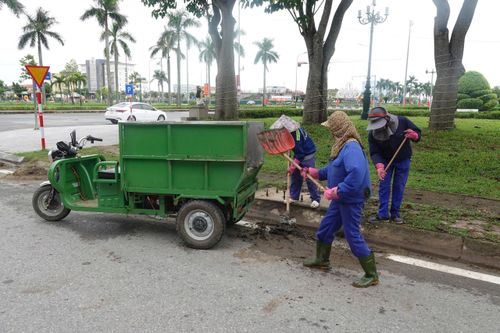 Mỗi ngày họ chia thành 2 ca làm việc, ca 1 từ 4h - 8h sáng; ca 2 từ 16h - 20h. Công việc vất vả, nhưng quen rồi. Chúng tôi cảm thấy vui và tự hào khi đã góp sức cho phố phường thêm sạch, đẹp