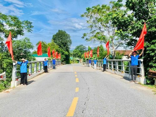 Màu áo xanh tình nguyện đã làm rạng rỡ đường quê trong Tết Độc lập.
