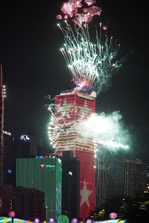 Màn pháo hoa của các địa phương kéo dài khoảng 15 phút, tạo điểm nhấn cho chuỗi hoạt động chào mừng Quốc khánh tại TP.HCM. Trong ánh sáng rực rỡ của pháo hoa, hàng vạn người dân cùng hướng lên bầu trời, tận hưởng không khí tưng bừng của ngày Tết Độc lập.