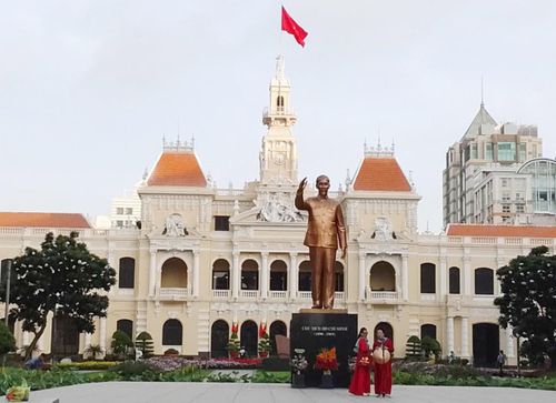 Không khí trang nghiêm trước trụ sở UBND TP. Hồ Chí Minh. Ảnh: Bình Minh