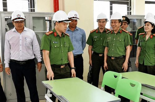 Đại tá Vũ Thanh Tùng, Giám đốc Công an tỉnh Lạng Sơn kiểm tra tiến độ công trình. Ảnh Công an tỉnh Lạng Sơn