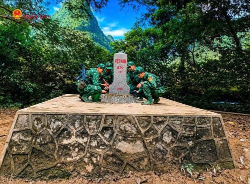 Cán bộ, chiến sĩ Biên phòng tỉnh Cao Bằng tuần tra bảo vệ đường biên giới khu vực cột mốc