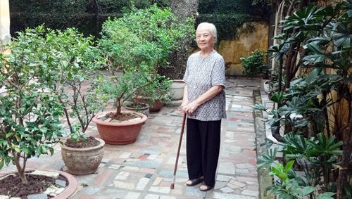 Bà Phan Thị Phúc gần 100 tuổi nhưng vẫn còn minh mẫn, khỏe khoắn. Ảnh: Thanh Bình