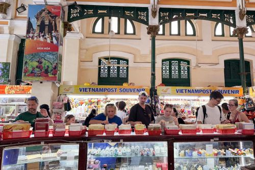 Khách quốc tế mua quà lưu niệm tại Bưu điện TP. Hồ Chí Minh