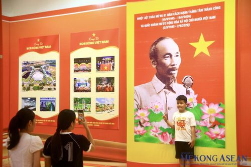 Người dân tham quan triển lãm ảnh "Rạng rỡ non sông Việt Nam" trên đường Đinh Tiên Hoàng (Hà Nội). Ảnh: Trần Trọng/ Mekong ASEAN
