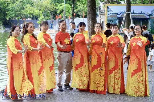 Người dân lựa chọn áo dài như một cách thể hiện sự trân trọng bản sắc văn hóa trong ngày lễ lớn của đất nước. Ảnh: Trần Trọng/ Mekong ASEAN