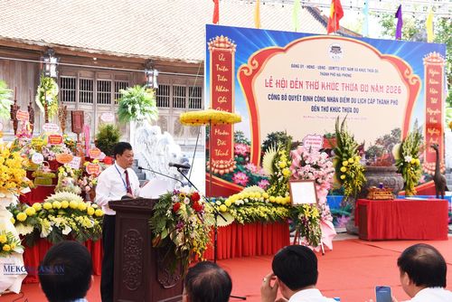 Ông Nguyễn Tuấn Hải, Phó Bí thư Đảng ủy, Chủ tịch UBND xã Khúc Thừa Dụ trình bày diễn văn tại buổi khai mạc. Ảnh: Lâm Hòa/Mekong ASEAN.