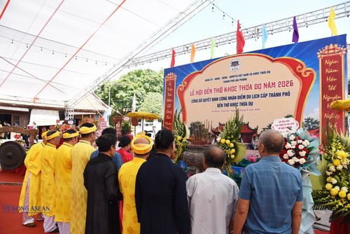 Người dân, du khách và các chi, nhánh họ Khúc ở các tỉnh, thành phố về dâng hương. Ảnh: Lâm Hòa/Mekong ASEAN.