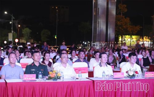 Các đại biểu dự chương trình nghệ thuật chào mừng Quốc khánh 2/9.