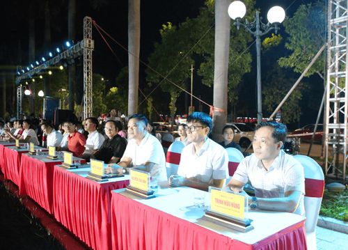 Các đại biểu dự và thưởng thức chương trình.