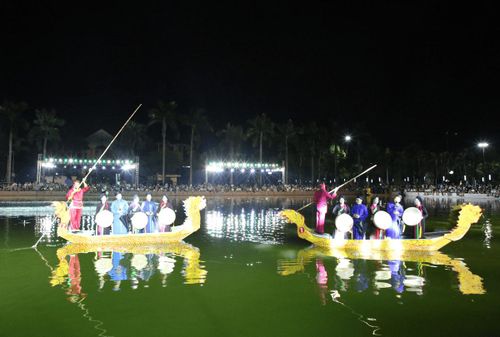 Liên khúc Vui bốn mùa - Buôn bấc buôn dầu - Nam nhi được các liền anh, liền chị thể hiện trên thuyền rồng.