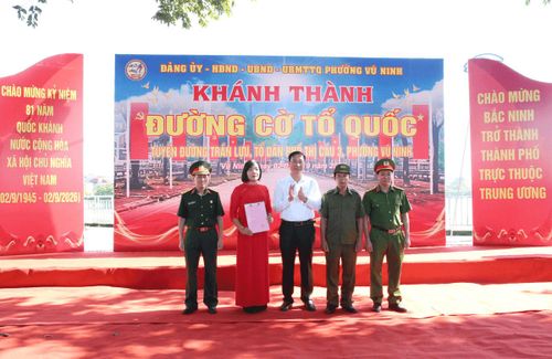 Bí thư Đảng ủy phường Vũ Ninh Nguyễn Hoàng Long trao Quyết định thành lập Ban Điều hành mô hình “Đường cờ Tổ quốc”.
