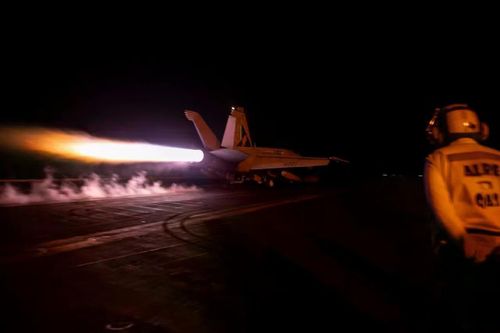 Tiêm kích Mỹ cất cánh từ tàu sân bay. Ảnh: USCENTCOM