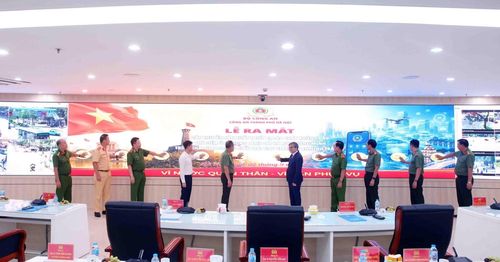 Các đại biểu thực hiện nghi thức ấn nút chính thức ra mắt 3 sản phẩm, giải pháp chuyển đổi số trọng điểm của Công an Thủ đô.