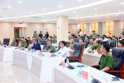 Các đại biểu tham dự buổi lễ.