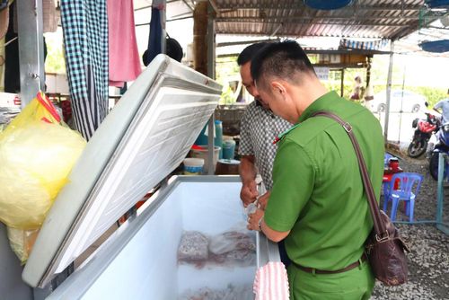 Lực lượng Công an kiểm tra, xử lý hành vi kinh doanh động vật rừng và các sản phẩm từ động vật rừng không có nguồn gốc hợp pháp.