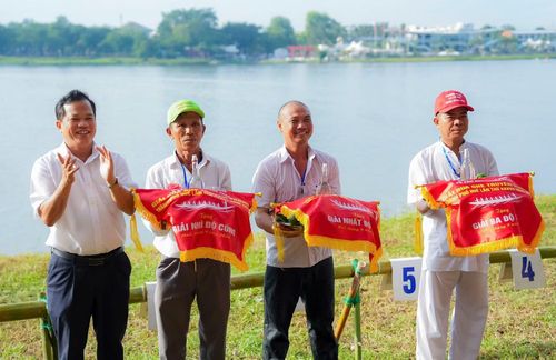 Ban tổ chức trao giải cho các đội đua ghe đạt giải.