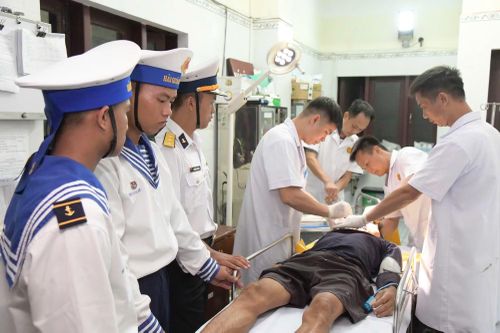 Các y - bác sĩ Bệnh xá đảo Trường Sa cấp cứu bệnh nhân Nguyễn Văn Hiến.