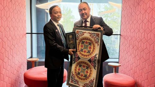  Thứ trưởng Bộ Nội vụ Kyrgyzstan Suyunbek Niyazbekovich Niyazbekov trao quà lưu niệm tặng Thứ trưởng Đặng Hồng Đức. 