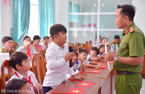 Học sinh Trường Tiểu học Tân Ân giao lưu tìm hiểu về Chủ tịch Hồ Chí Minh, Cách mạng Tháng Tám và Quốc khánh 2/9.