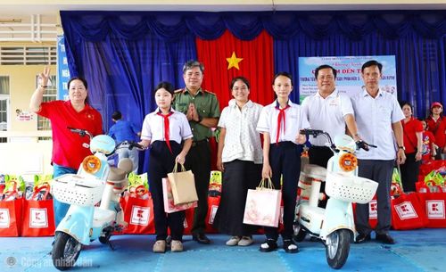 Phòng Tham mưu Công an Cà Mau phối hợp nhà tài trợ tặng 2 xe đạp điện cho học sinh Trường THCS Trần Huỳnh.