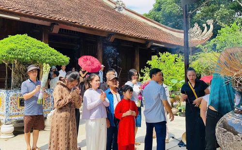 Nhân dân và du khách tưởng nhớ về Người dân dịp lễ đặc biệt này.