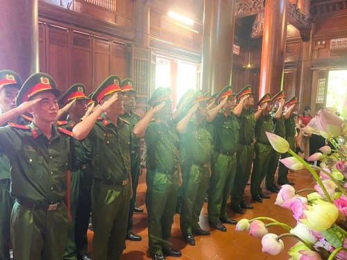 Đoàn thanh niên thuộc Trung đoàn CSCĐ số 4, Bộ Tư lệnh CSCĐ (Bộ Công an) dâng hương tưởng nhớ về Người.