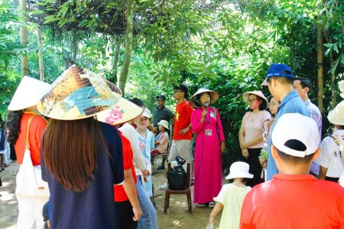 Nhiều du khách rưng rưng xúc động khi nghe hướng dẫn viên kể những câu chuyện về Người.