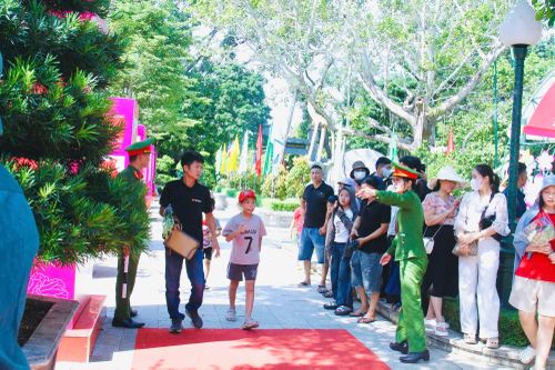Công an xã Kim Liên hướng dẫn người dân và du khách vào tham quan.