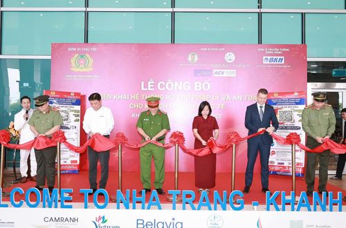 Lãnh đạo Công an, Sở Văn hóa - Thể thao và Du lịch, Trung tâm xúc tiến, đầu tư, thương mại và du lịch tỉnh Khánh Hòa, Công an cửa khẩu Cảng hàng không Quốc tế Cam Ranh cùng đại diện nhóm tác giả cắt băng công bố phần mềm “Trợ lý ảo du lịch Khánh Hòa” tại Nhà ga T2 Cảng hàng không Quốc tế Cam Ranh sáng nay 2/9.