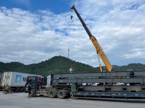 Hoạt động xuất nhập khẩu tại các cửa khẩu Lạng Sơn vẫn diễn ra sôi động.