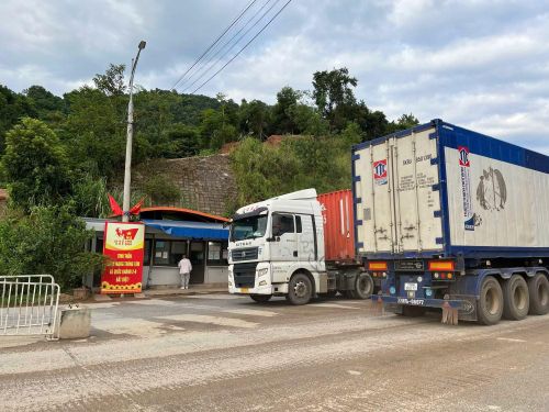 Tại Cửa khẩu Tân Thanh, những đoàn xe chở sầu riêng, thanh long nối nhau làm thủ tục xuất khẩu sang Trung Quốc.