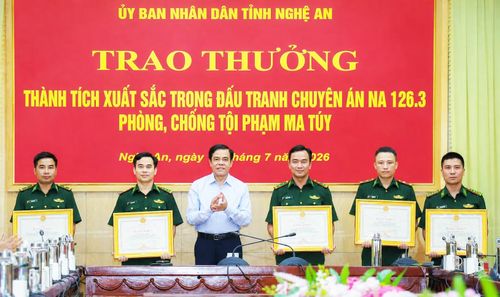 Chủ tịch UBND tỉnh Nghệ An Võ Trọng Hải trao thưởng đột xuất cho các đơn vị trong đấu tranh phòng, chống ma tuý.