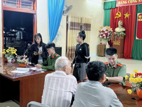 Công an xã Phiêng Khoài hỗ trợ người dân kích hoạt tài khoản định danh điện tử mức độ 2.