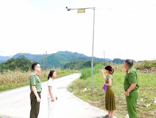 Hệ thống camera an ninh hỗ trợ Công an xã Tùng Vài quản lý địa bàn, phòng ngừa và đấu tranh với tội phạm.