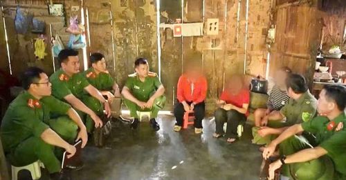 Công an xã Cán Tỷ bàn giao 2 cháu được kịp thời giải cứu sau khi bị dụ dỗ bằng chiêu trò “việc nhẹ, lương cao”.