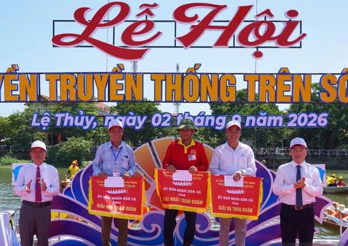 Ban tổ chức trao giải cho các đội đua năm 2026.