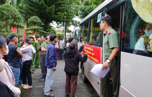 Cán bộ, chiến sĩ Trường Văn hoá CAND II tiếp đón phụ huynh và học sinh đến nhập học tại trường.